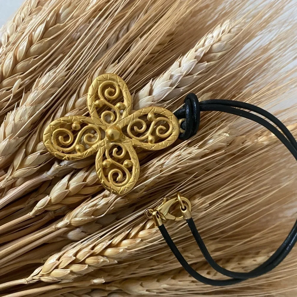 𝅺gold tone choker style necklace on leather cord